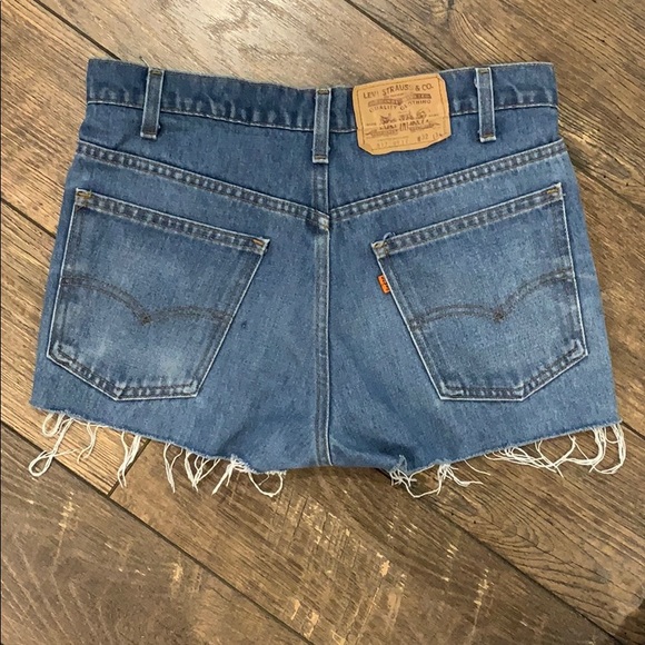 Levi’s Distressed Cut Off Jean Shorts - Picture 4 of 7